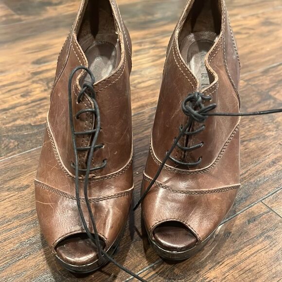 MARNI
Leather Pumps
Size: 7
Description
Marni Leather Pumps GUC - Picture 3 of 11